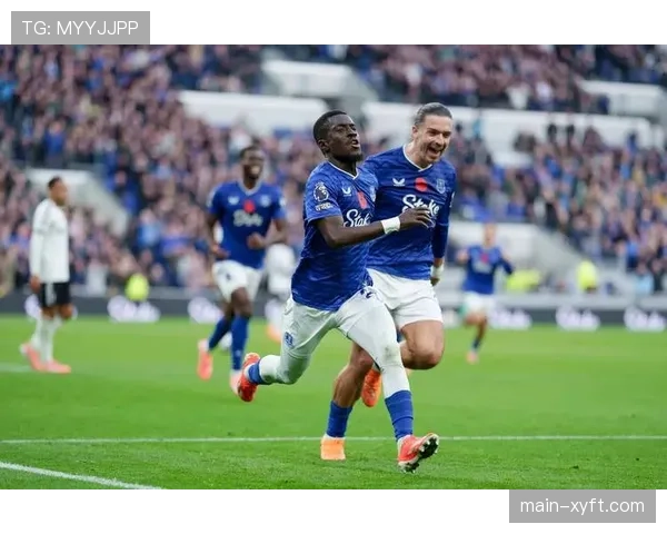 埃弗顿主场五后卫体系失效 面对曼联肋部渗透失守关键区域 埃弗顿主场五后卫体系失效 面对曼联肋部渗透失守关键区域